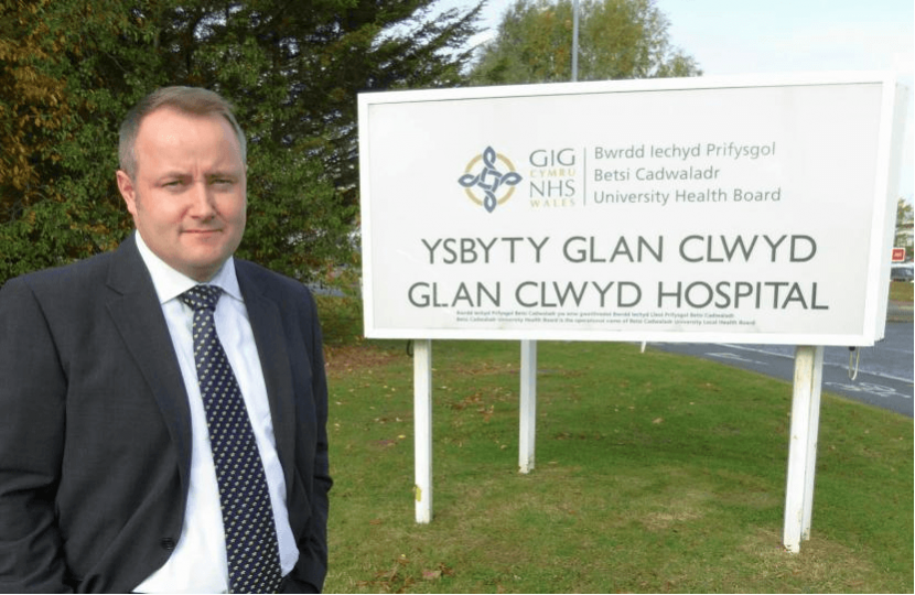Clwyd West AM Darren Millar visits Ysbyty Glan Clwyd.